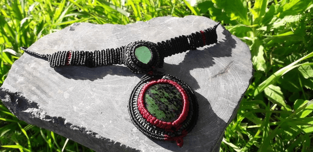 Collier ras de cou • rubis zoïsite 