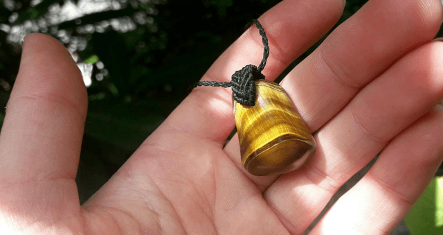 Collier pendentif • œil de tigre